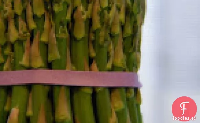 Ensalada De Espárragos A La Siesta Con Queso De Cabra Y Vinagreta De Cítricos