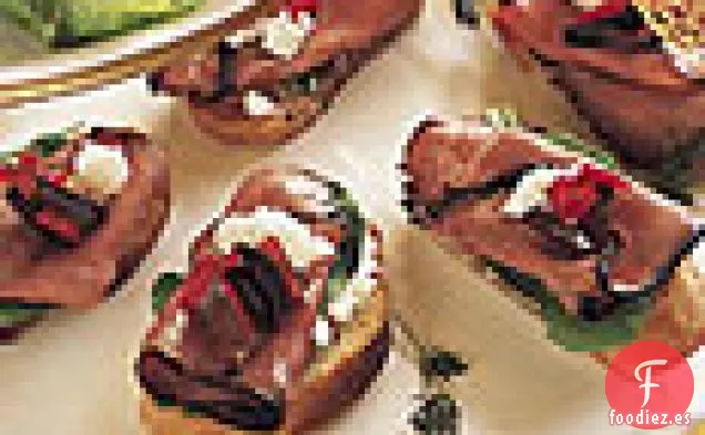 Carne Asada Y Crostini De Rúcula Con Condimento De Pimiento Rojo Oliva