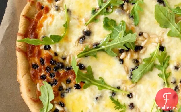 Pizza De Mozzarella Con Piñones, Grosellas y Rúcula