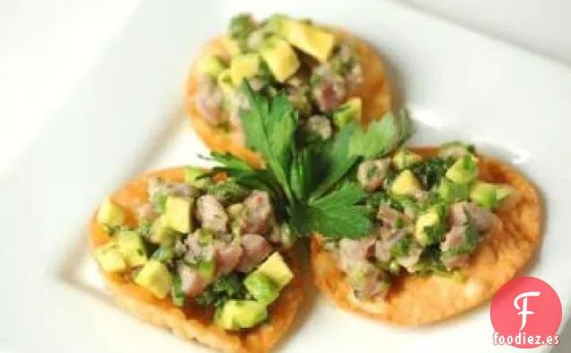 Tartar de Atún y Aguacate con Caviar de California sobre Patatas Fritas de Wontón de Sésamo
