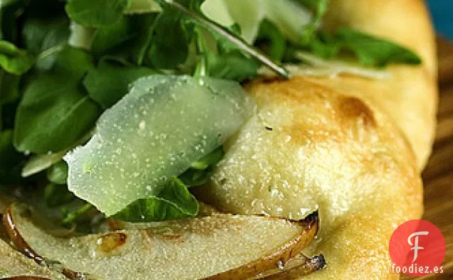 Pan Plano De Pera Y Gorgonzola Con Rúcula De Bebé Y Parmesana Afeitada