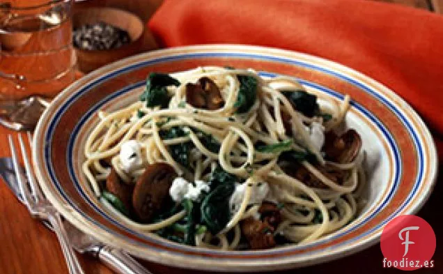 Pasta De Champiñones Cremini Con Rúcula Marchita Y Queso De Cabra