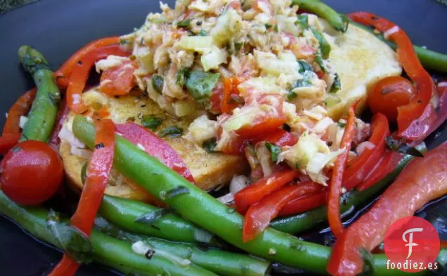 Ensalada Mediterránea de Atún con Pan de Hierbas con Tomate a la Parrilla