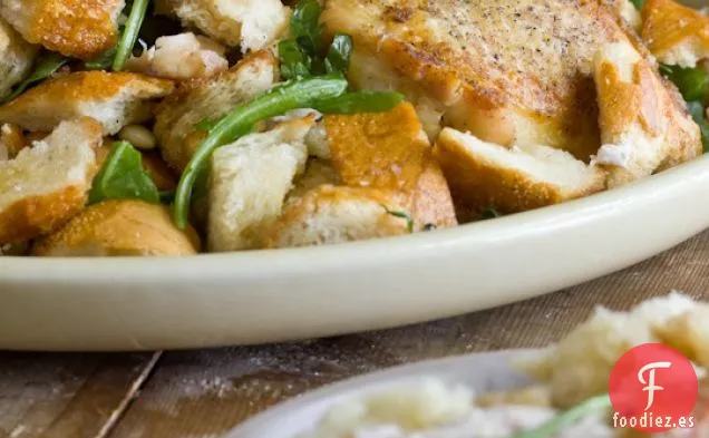 Muslos de Pollo Crujientes y Ensalada de Pan Caliente