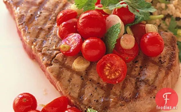 Atún a la Parrilla con Ensalada de Tomate y Cereza y Bulgur a Base de Hierbas