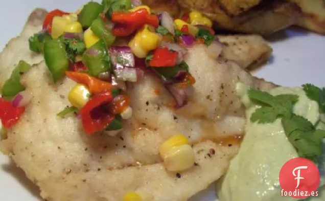 Pescado a la Parrilla Con Salsa y Salsa de Aguacate