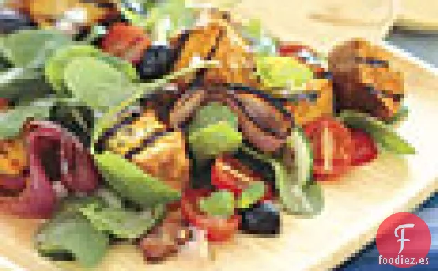 Ensalada de Pan de Maíz a la Parrilla con Cebolla Roja, Rúcula y Vinagreta de Vino Tinto