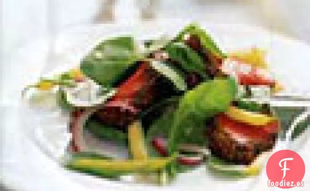 Lomo de Ternera con Costra de Mostaza con Rúcula, Cebolla Roja y Ensalada de Frijoles de Cera