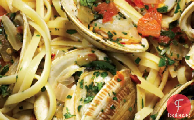 Linguini con Caldo de Hierbas y Almejas