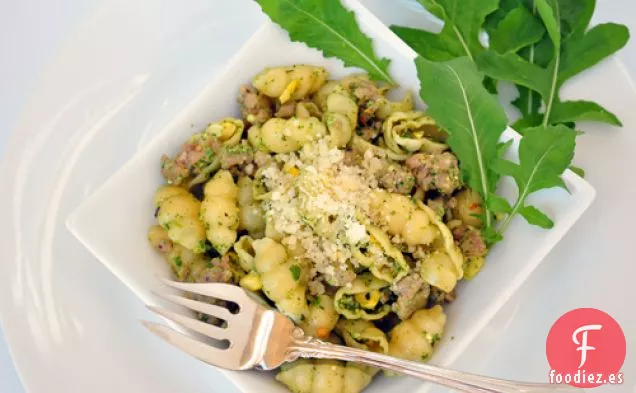 Pasta con Pesto de Rúcula y Salchicha Picante