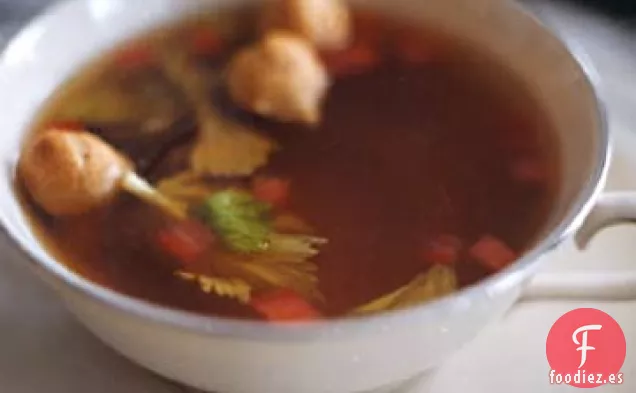 Consomé de Ternera Infundido con Tomate y Apio con pequeños Bocados de Choux