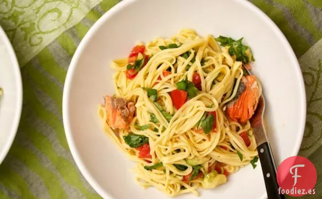 Espaguetis De Salmón Con Tomates Ciruela Y Aguacate