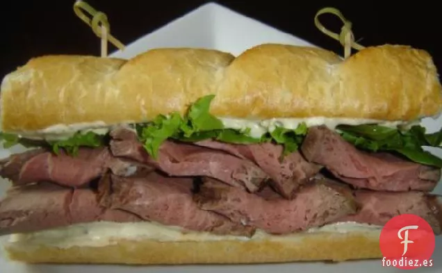 Sándwich de Carne de Res y Salsa de Rábano Picante