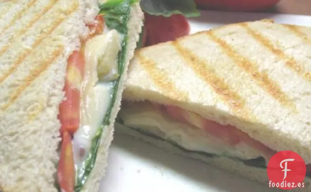 Cuatro Panini De Queso Con Tomates De Albahaca