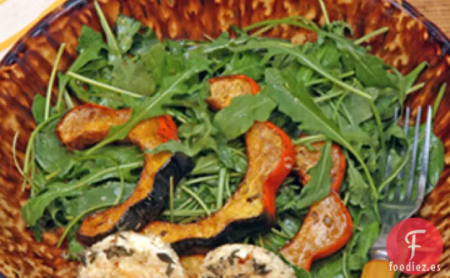 Ensalada de Calabaza de Bellota Asada con Rodajas de Queso de Cabra Caliente