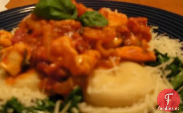 Pollo Picante Rustica sobre Ravioles y Rúcula