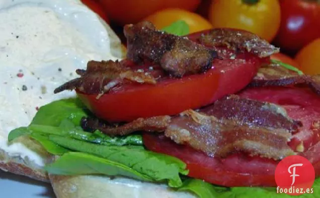 BLT Con Tocino Ahumado, Tomate de Bistec, Rúcula y Alioli de Limón