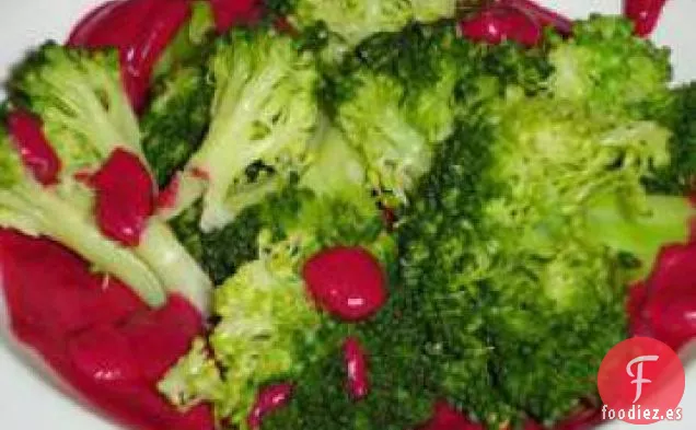 Brócoli al Vapor Rociado con Salsa de Remolacha Asada