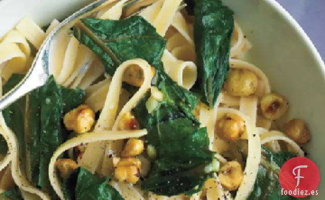 Pasta con Hojas de Remolacha, Queso Azul y Avellanas