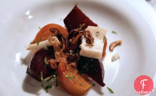 Ensalada De Remolacha Con Crema De Rábano Picante Y Cebollas Dulces Encrespadas