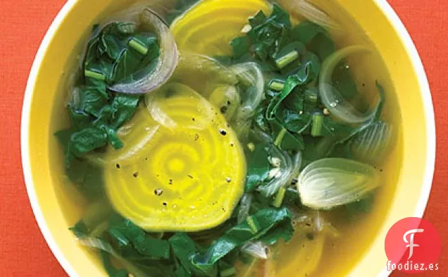 Sopa de Remolacha Dorada y Hojas de Remolacha