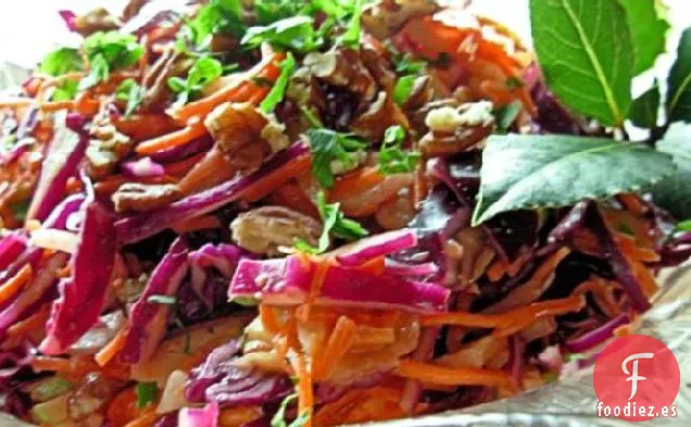 Ensalada de Repollo Rojo, Manzana y Nueces de Invierno Deslumbrante