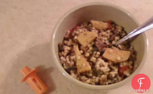 Ensalada de Cuscús y Frijol Mungo Con Remolacha Dorada y Verduras