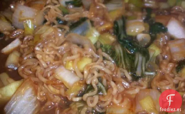 Salteado de Mightyro's Bok Choy, Puerros y Fideos