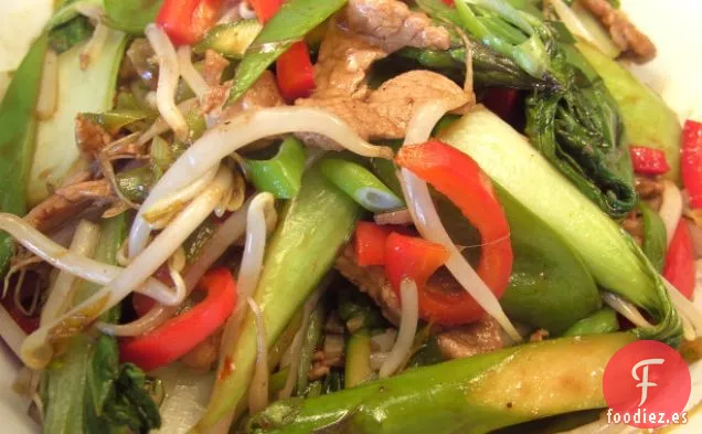 Cerdo Salteado Con Col China y Fideos