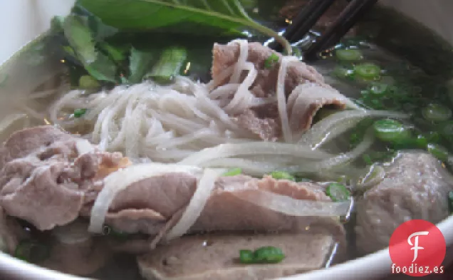 Sopa Oriental de Carne de Res y Fideos