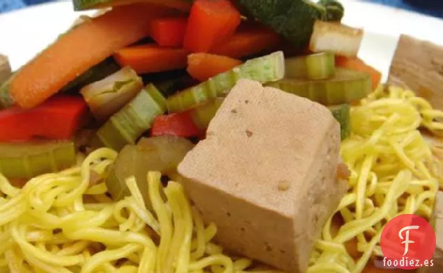 Tofu de Jengibre Marinado de Nell Newman sobre Soba Noo Crujiente y Dorado