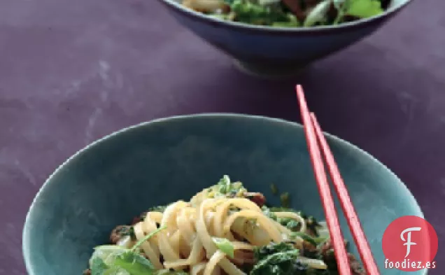 Salteado de Col China con Fideos de Arroz, Cerdo y Cilantro