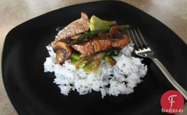 Carne de Res Salteada Con Champiñones y Espárragos