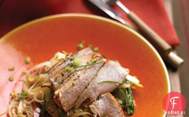 Chuletas de Cerdo con Col China y Fideos de Arroz