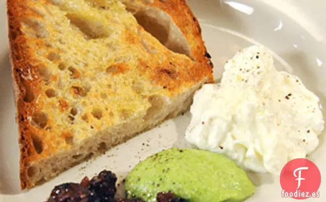 Burrata con Pesto de Brócoli Rabe y Mermelada de Higos y Cebolla