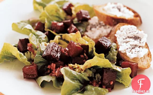 Ensalada de Remolacha al Rojo Vivo con Tostadas de Queso de Cabra