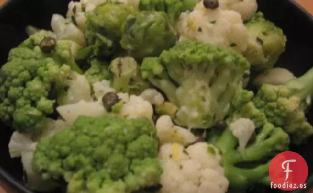 Ensalada de Coliflor y Coles de Bruselas Con Mantequilla de Alcaparras y Mostaza