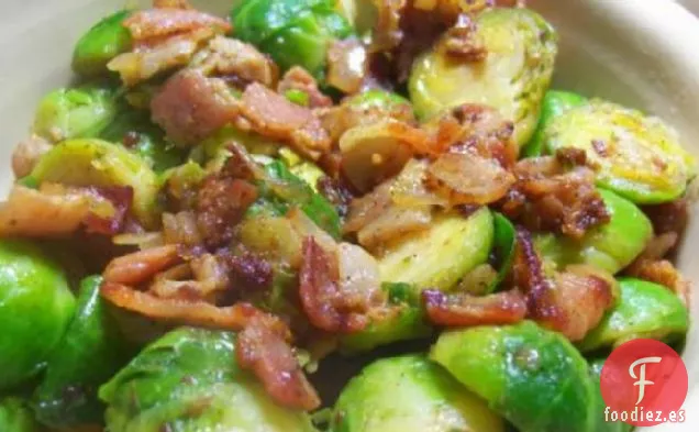 Deliciosas Coles De Bruselas Con Tocino y Cebolla
