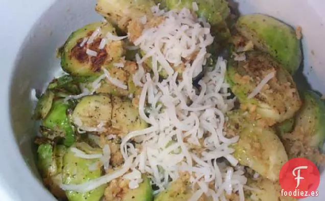 Ensalada de Coles de Bruselas Calientes con Nueces