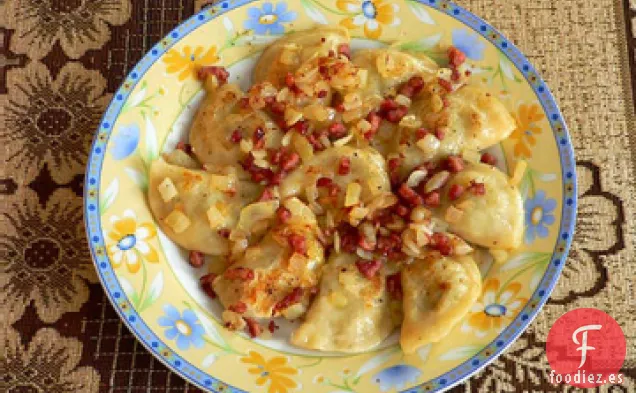 Pierogies con Col, Tocino y Cebolla