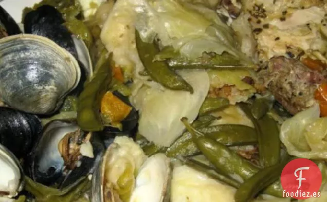 Curanto En Olla (Mariscos al Vapor, Carnes, Pan de Papa y Verduras