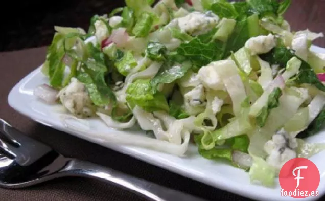 Repollo Rojo y Ensalada de Col Romana con Aderezo de Queso Azul