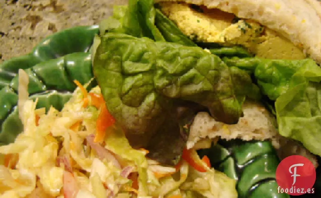 Ensalada de Col con Pepinillos Agrios y Pimientos Dulces