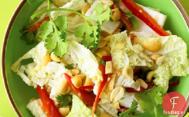 Ensalada de Repollo Napa con Cacahuetes y Jengibre