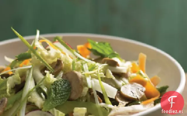 Ensalada de Pollo, Champiñones y Repollo con Aderezo de Limón y Soja