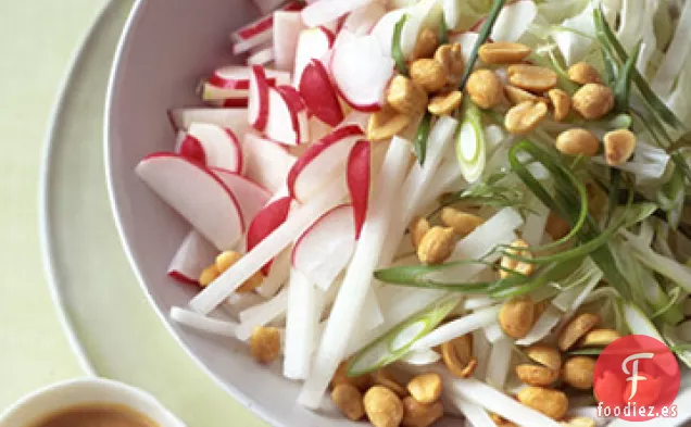 Ensalada de Repollo y Rábano con Aderezo de Cacahuete