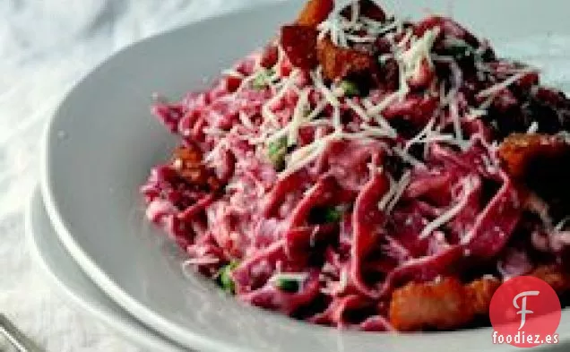 Pasta De Remolacha Carbonara Con Guisantes y Tocino