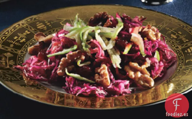 Ensalada de Repollo Rojo con Manzana Verde, Conservas de Arándano Rojo y Nueces Tostadas