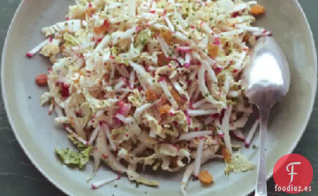 Ensalada de Repollo Napa Rallado con Rábanos, Pasas Doradas y Aderezo Dijon