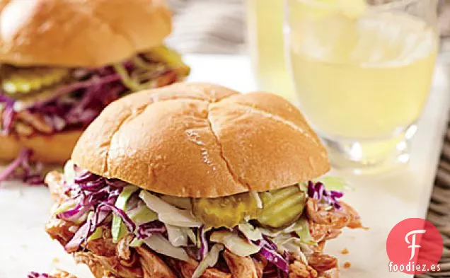 Sándwiches de Pollo a la Barbacoa con Ensalada de Jugo de Pepinillo